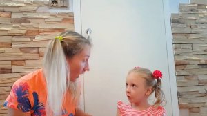 Веселая история как Настя и мама ловят рыбу в ванной и играют