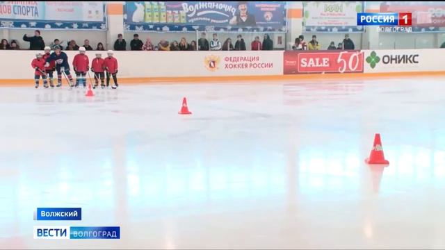 Третий раз на Ледовой Арене «Волжский» прошел спортивный праздник «День зимних видов спорта» смотреть онлайн