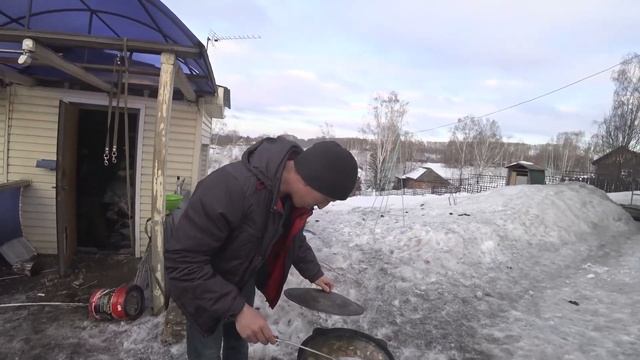 Печь под казан / Серега готовит солянку / Печь из трубы своими руками смотреть онлайн