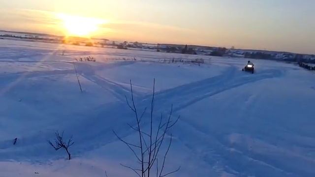 Прыжок на снегоходе(Yamaha) смотреть онлайн