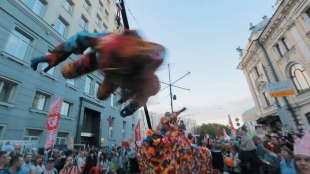 Уличный театр "Огненные Люди» шоу "Flower Power" представление уличного театра. смотреть онлайн