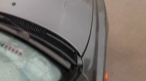 На пассажирском коврике после дождя много воды автомобиль Hyundai Accent