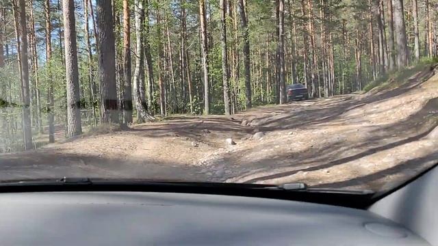 Электромобиль Renault ZOE на лесной дорожке