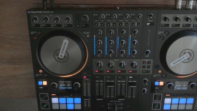 Traktor S4 MK3 [Dnb Deep Neuro] mixed by DrumQuake смотреть онлайн