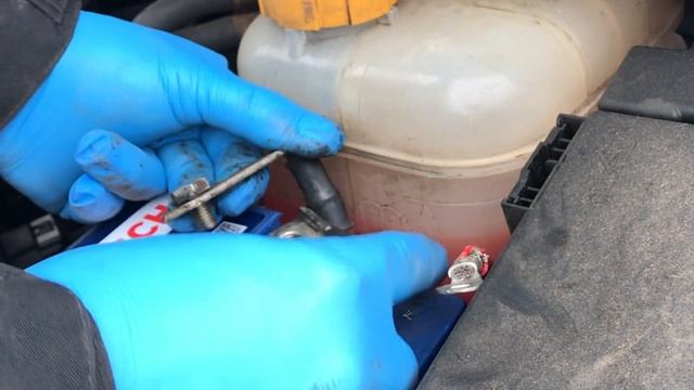 Vauxhall Zafira Wont Start, "Battery Terminal Getting Hot" Dead Battery. Bad Earth "volt drop test" смотреть онлайн