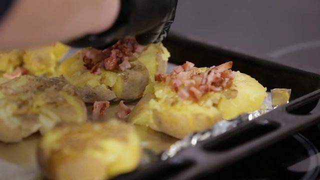 Блюдо новогоднего стола! ЗАПЕЧЁННЫЙ КАРТОФЕЛЬ С БЕКОНОМ И ЧЕСНОКОМ смотреть онлайн