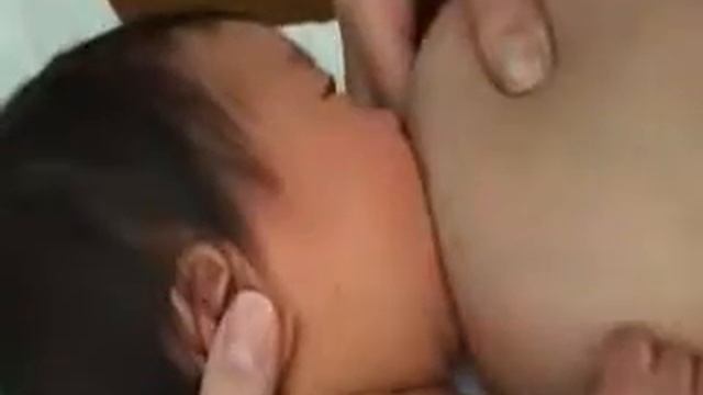 Хорошее сосание груди