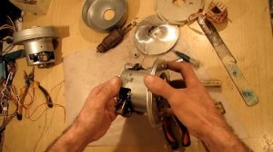 разобрать мотор пылесоса. ОТКРУТИТЬ ГАЙКУ с крыльчатки снять кожух и разобрать на части