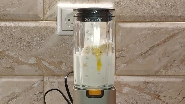 В жаркую погоду, этот напиток придётся по душе каждому. Банановый смузи с молоком смотреть онлайн