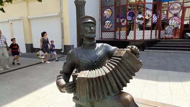 Гармонь моя, да гармоночики, золотистые, да уголочики... Пешком по Саратову ч.6 смотреть онлайн