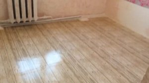 Полы из обоев. Покрытие паркетным лаком вторым слоем