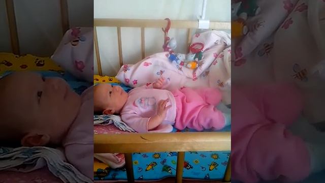 Ребёнок 2 мес. танцует в ритм смотреть онлайн