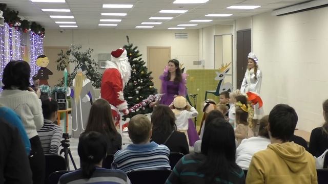 Дед Мороз во время игры пробил посохом потолок... смотреть онлайн