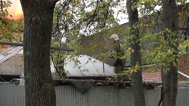 6 пожарных расчетов пытались потушить пожар в жилой дом смотреть онлайн