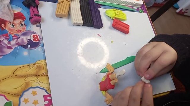 Детское творчество. Пластиленнен Игра в кальмара киносынын кеиипкерлерин жасаймыз/космос лепка смотреть онлайн