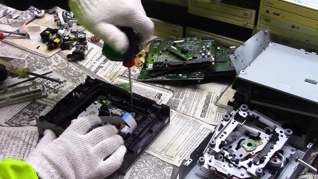 Разбираем 18 CD/DVD приводов и смотрим на результаты. смотреть онлайн