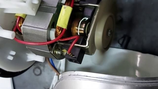 Искрит коллектор. Обрыв ротора. Будни электромонтера смотреть онлайн