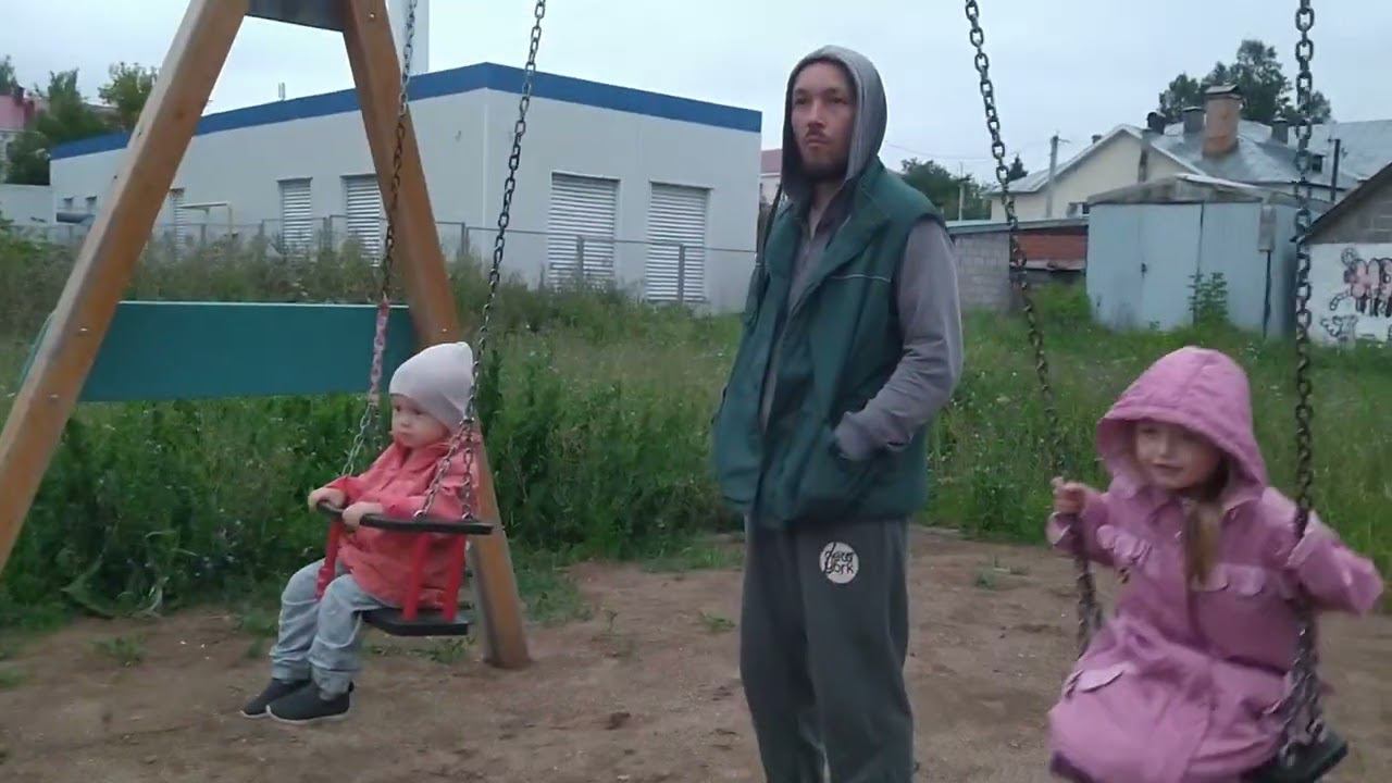 Мишель гуляет во дворе того дома, в котором родилась смотреть онлайн