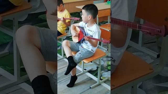 я учусь играть на домбре смотреть онлайн