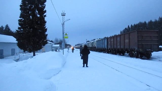 Красненький поезд ползёт, как гусеница.The little red train crawls like a caterpillar. смотреть онлайн