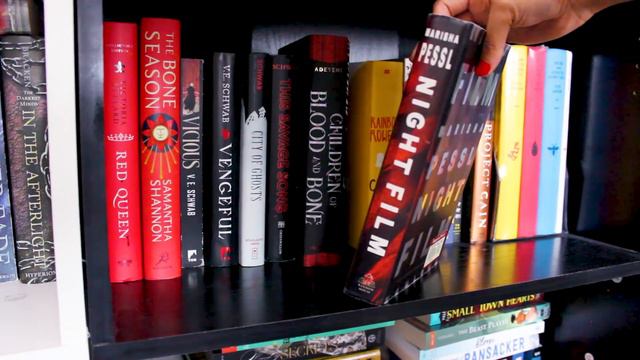 2019 BOOKSHELF TOUR || 600+ Books смотреть онлайн