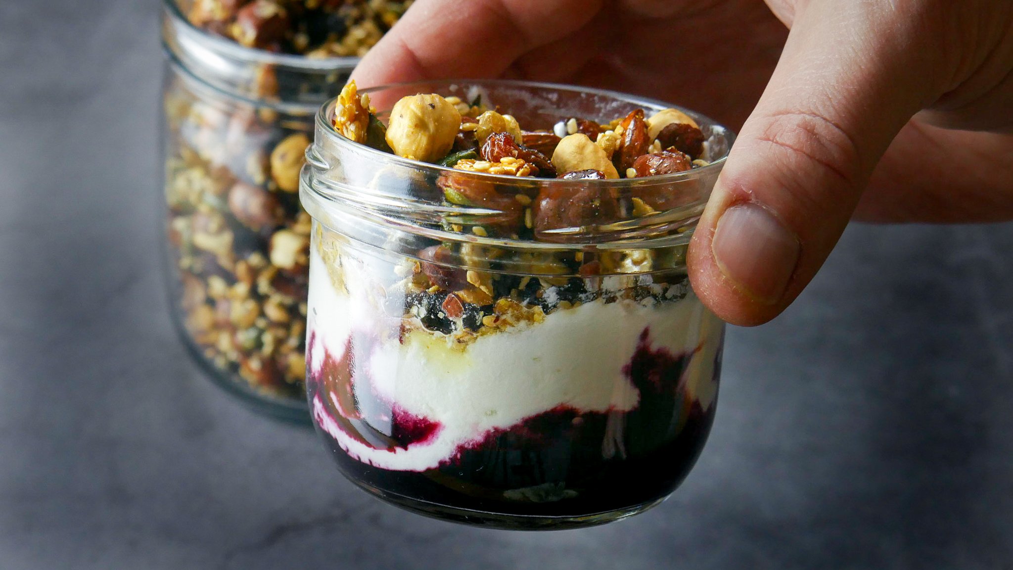 ГРАНОЛА БЕЗ САХАРА С ЧЕРНИЧНЫМ СОУСОМ. Простой ПП рецепт полезного завтрака смотреть онлайн