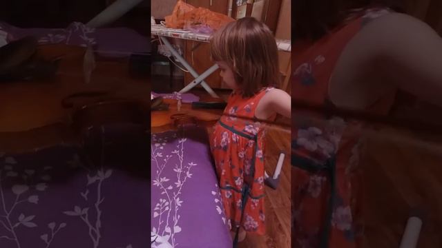 Полина играет на скрипке))) смотреть онлайн