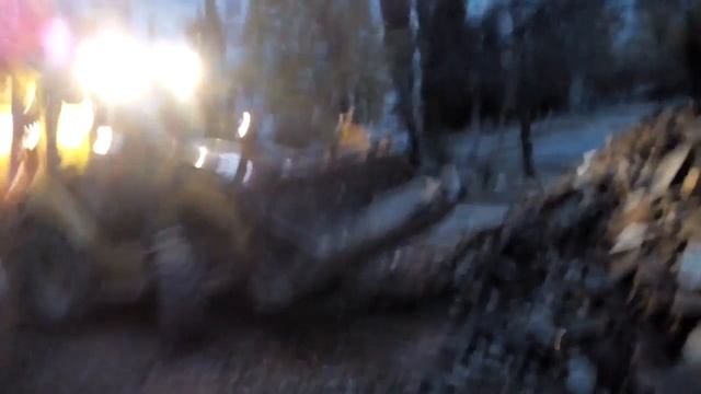 Как экскаватор загребает асфальт