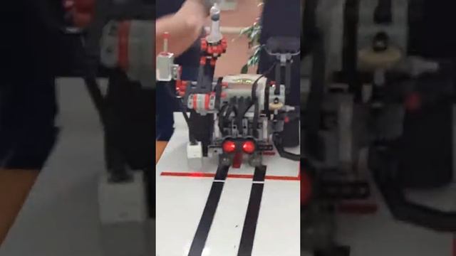 К нам в школу приехал кружек робото... уже не помню и вот что они нам показали... смотреть онлайн