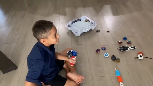 Beyblade Battle Fafnir verses Lucifer The End смотреть онлайн