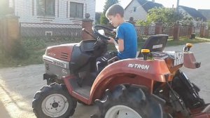 Японский мини трактор Shibaura P145F движение на пониженной передач