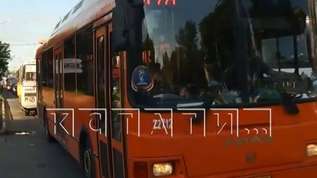 Общественная пробка - пассажиры автобусов переживают транспортный коллапс на проспекте Гагарина смотреть онлайн