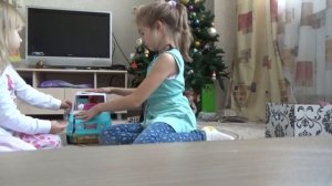 Алиса и Тея играют в кукол ! Барби с подружками едут на дачу !