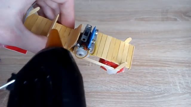 Как сделать снегоход из моторчика и палочек? / How to make a snowmobile from a motor and sticks? смотреть онлайн