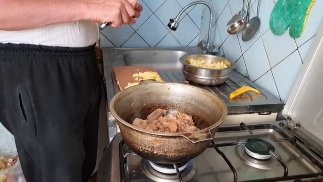 Начинаю жарить курицу и готовлю картошку смотреть онлайн