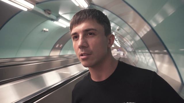 Наверное она модель? Bond Line Media смотреть онлайн