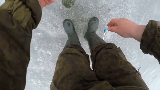 ЛОВИМ КАРАСЯ НА КОСЫНКИ / ЗИМНЯЯ РЫБАЛКА НА ЧАСТНОМ ВОДОЁМЕ смотреть онлайн