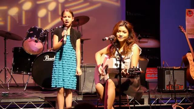 Jenna sings Call Me Maybe accompanied by Ria on the guitar смотреть онлайн