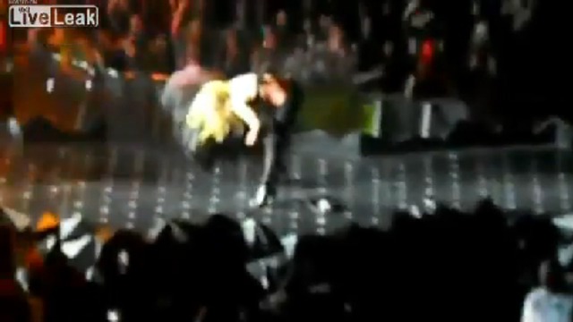 В очередной раз Гагу подвели ноги смотреть онлайн