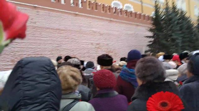 Возложение цветов к Могиле Неизвестного Солдата в Александровскам саду смотреть онлайн