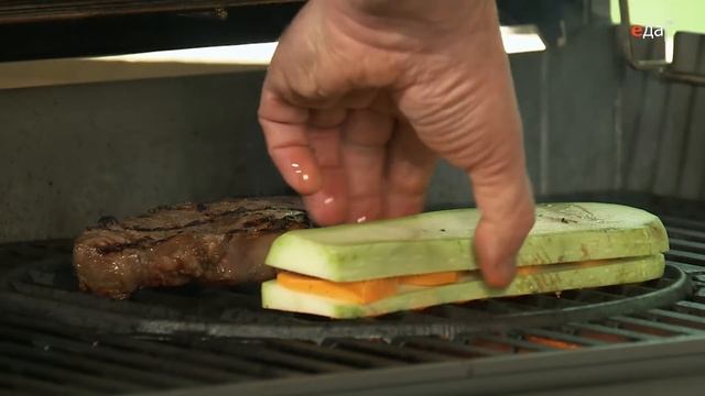 Лазерсон. Гриль Weber. Стейк с сэндвичем из кабачка смотреть онлайн