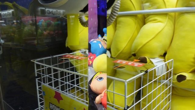 Winning Too Many Prizes on the Claw Machines at Round 1 Arcade! Mentor, Ohio смотреть онлайн
