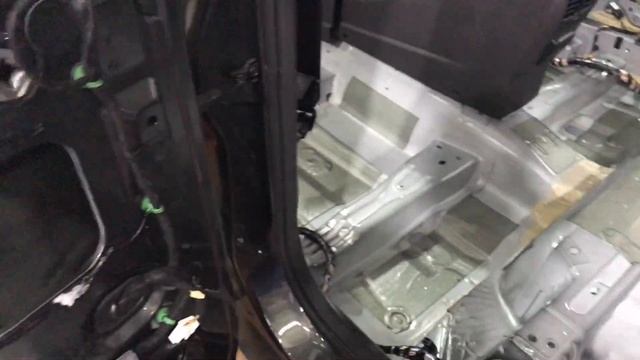 По мере разбора Ford Kuga, глазам открывается не самое большое количество заводской шумоизоляции смотреть онлайн