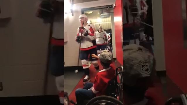 Овечкин дарит клюшку фанату в Калгари смотреть онлайн