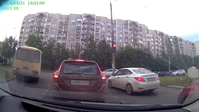 У нас в Воронеже для автобусов красный - совсем не красный смотреть онлайн