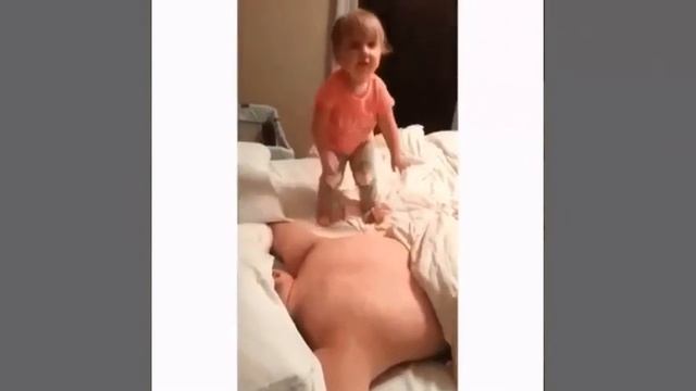 Как разбудить папу: смешная видеоинструкция взорвала Сеть смотреть онлайн