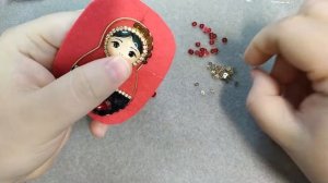 Брошь матрешка из бисера и пайеток. Мастер класс.