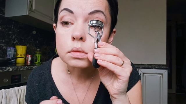 Эффект накладных ресниц. Макияж с палеткой essence и шикарная белорусская тушь смотреть онлайн