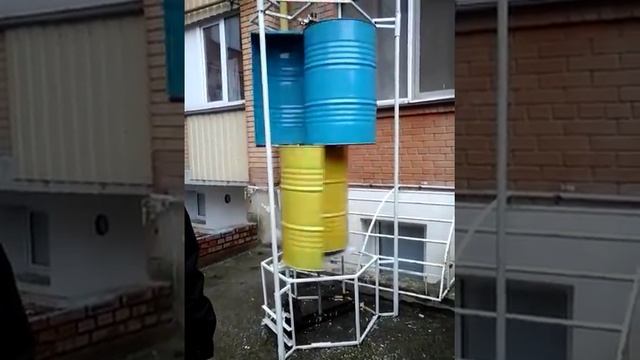 Вертикальный ветрогенератор из 200 литровых бочек! смотреть онлайн