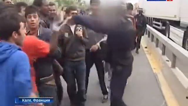 Франция Тонель под ЛА Маншем Нелегалы блокируют смотреть онлайн